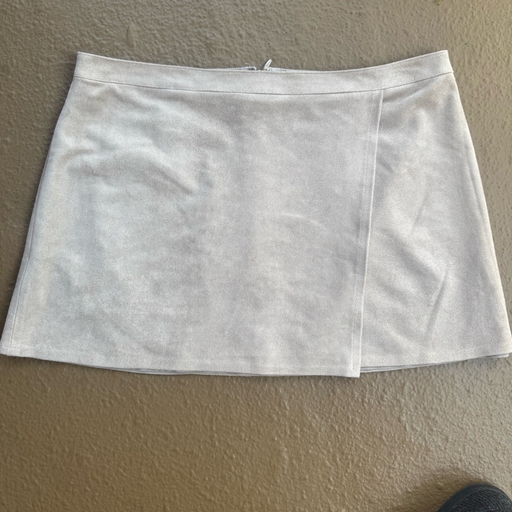 BCBG MINI MAXAZRIA SKIRT SIZE M SUEDE BEIGE COLOR